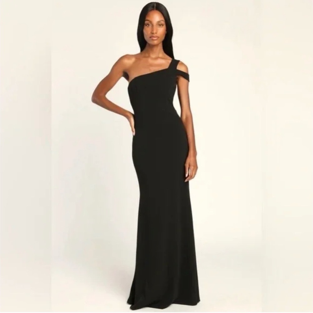 Elegant Black One-Shoulder Gown